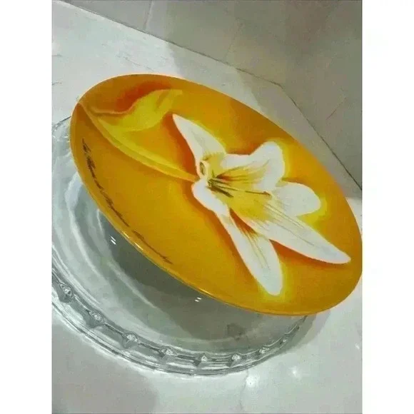 Givenchy Parfums Collector Plate Yellow & White Lily Flower 8 1/2" Across Floral - Picture 4 of 10